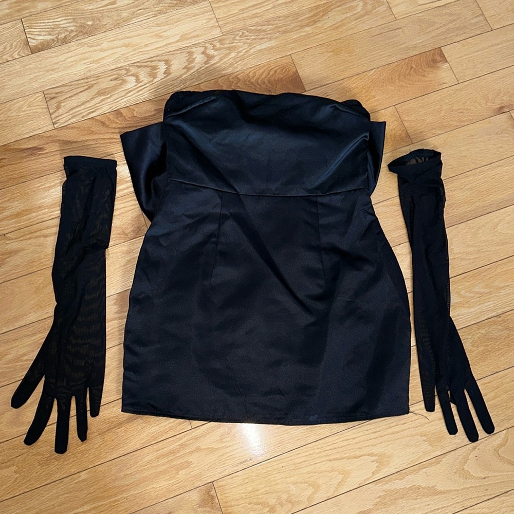 Strapless dress with bow and gloves
